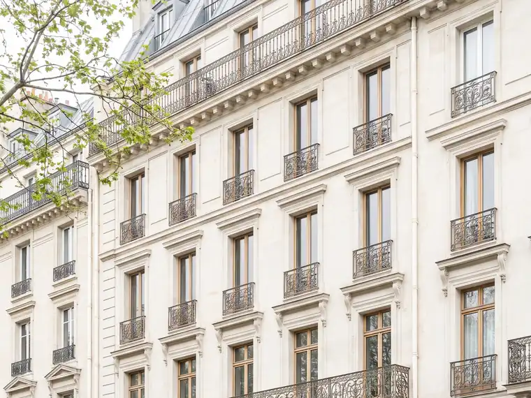 Façade d’un immeuble haussmannien à Paris, patrimoine immobilier